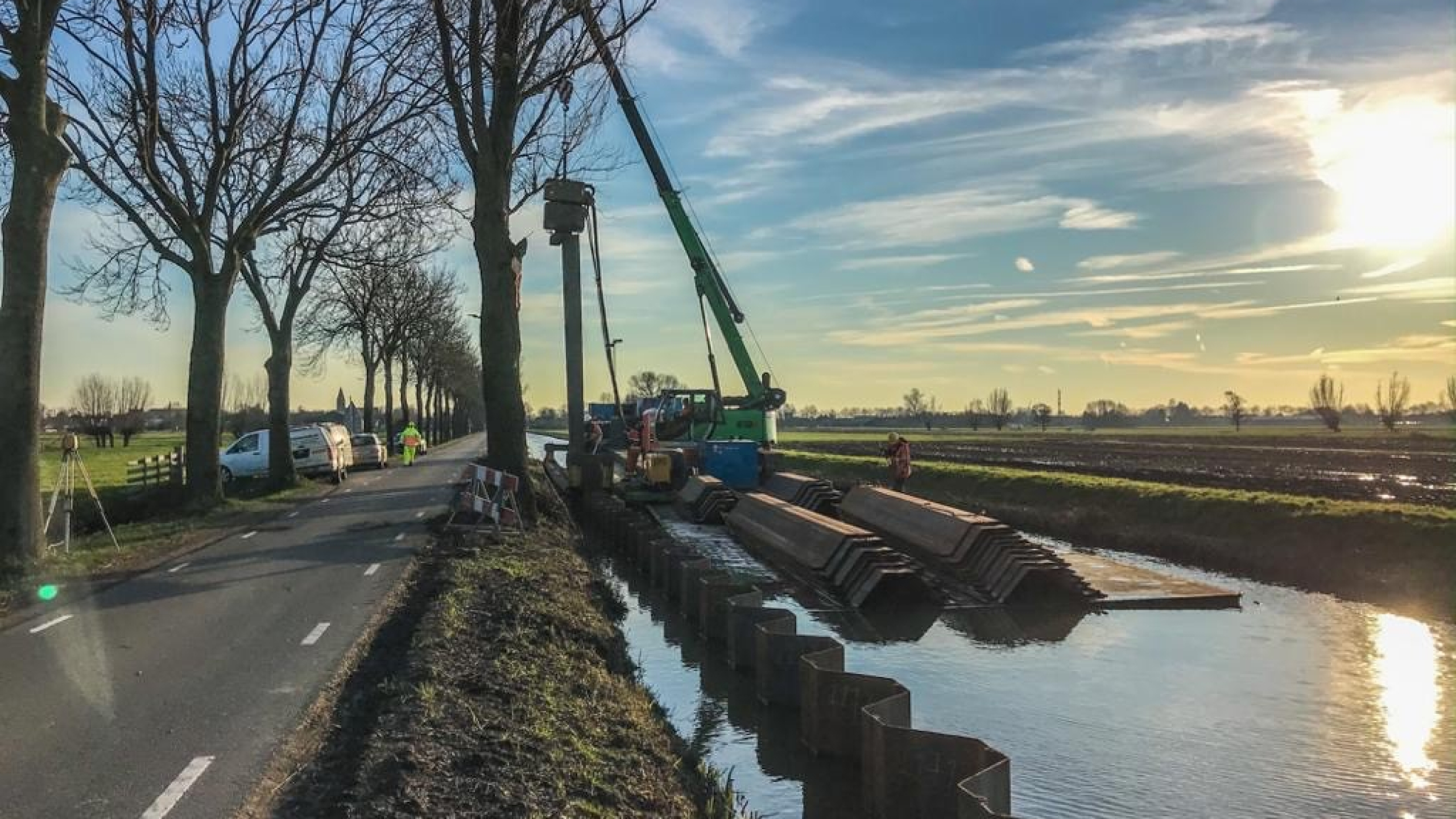 Werkzaamheden met damwanden bij de Montfortsekade vanaf ponton op het water