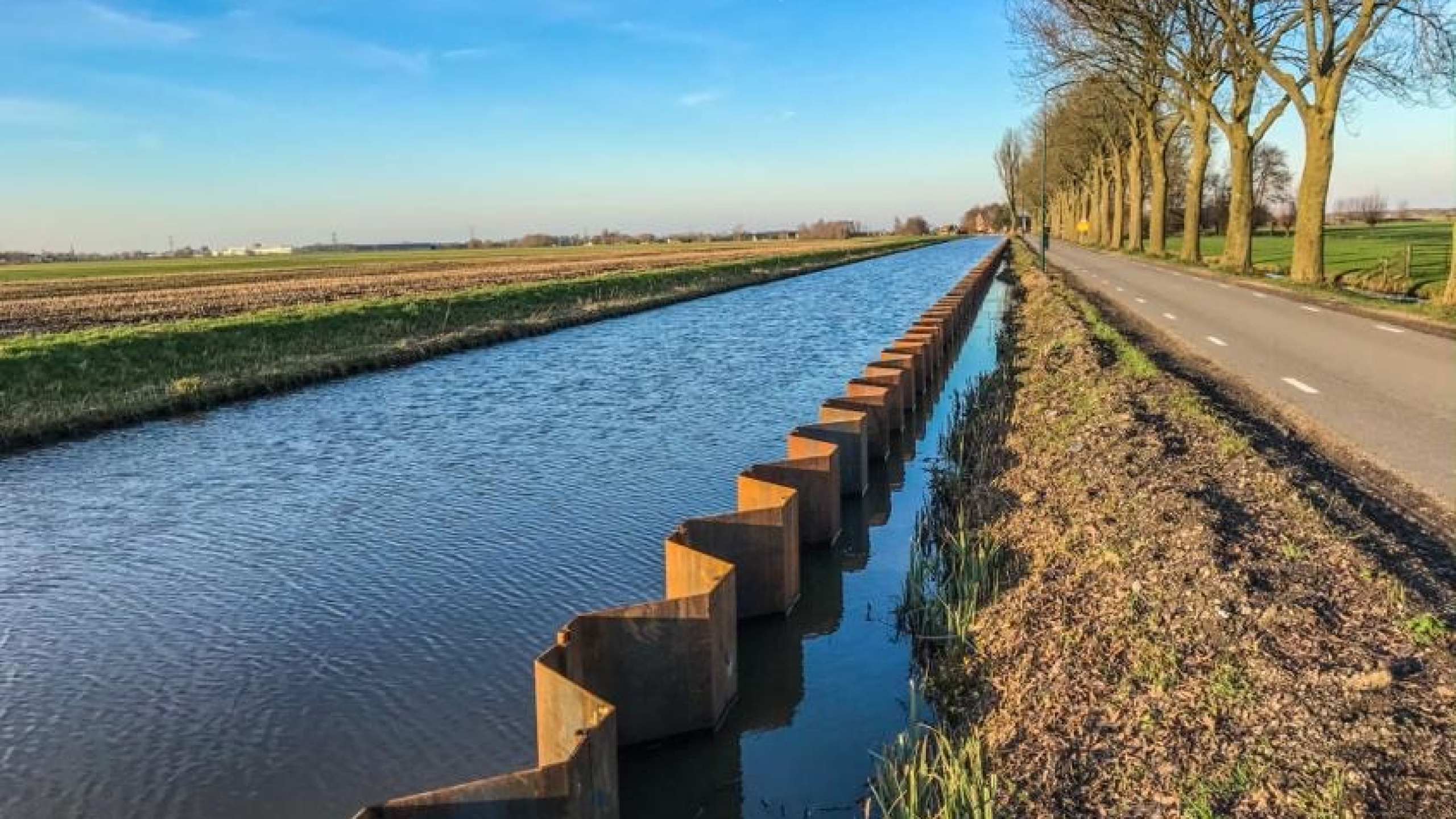 Geplaatste damwanden door Ploegam bij de Montfortsekade