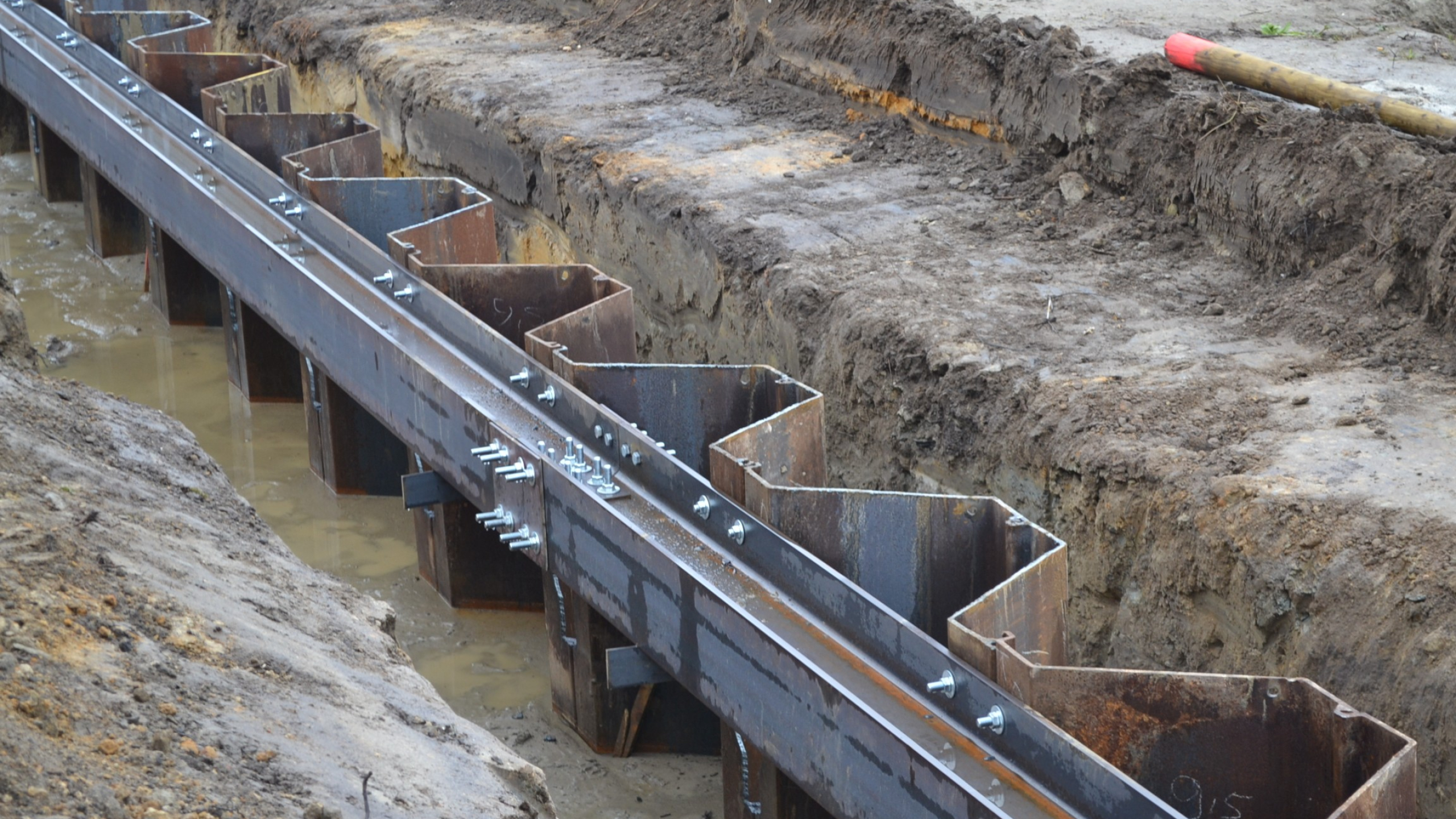 Rij van damwanden in het zand