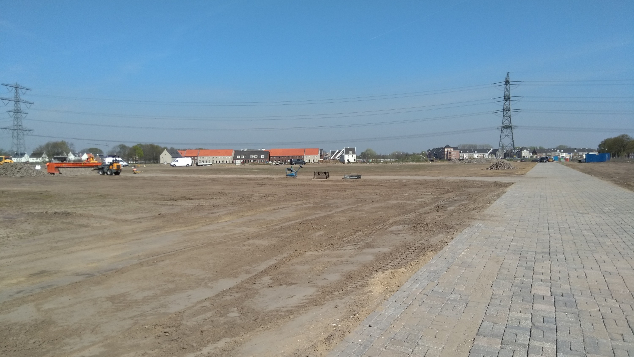 Brandevoort Hazenwinkel zand en straat met huizen op de achtergrond