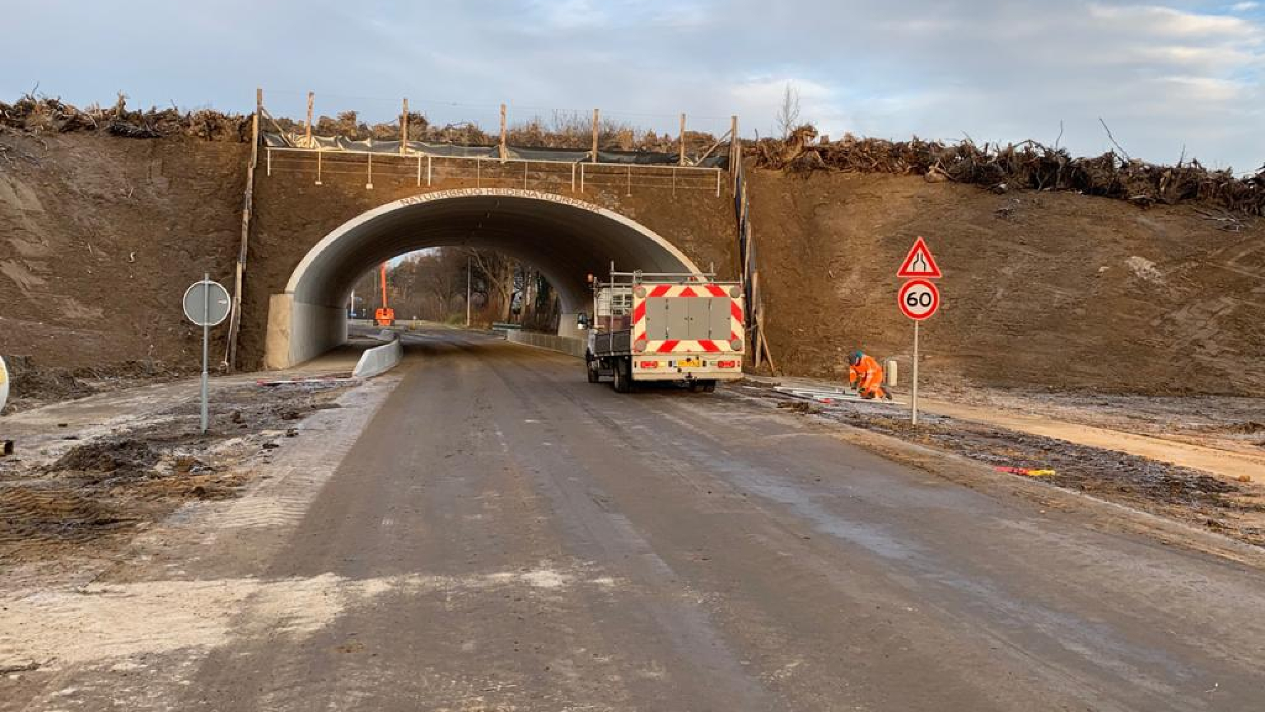 Ecoduct in aanbouw met verkeersbord