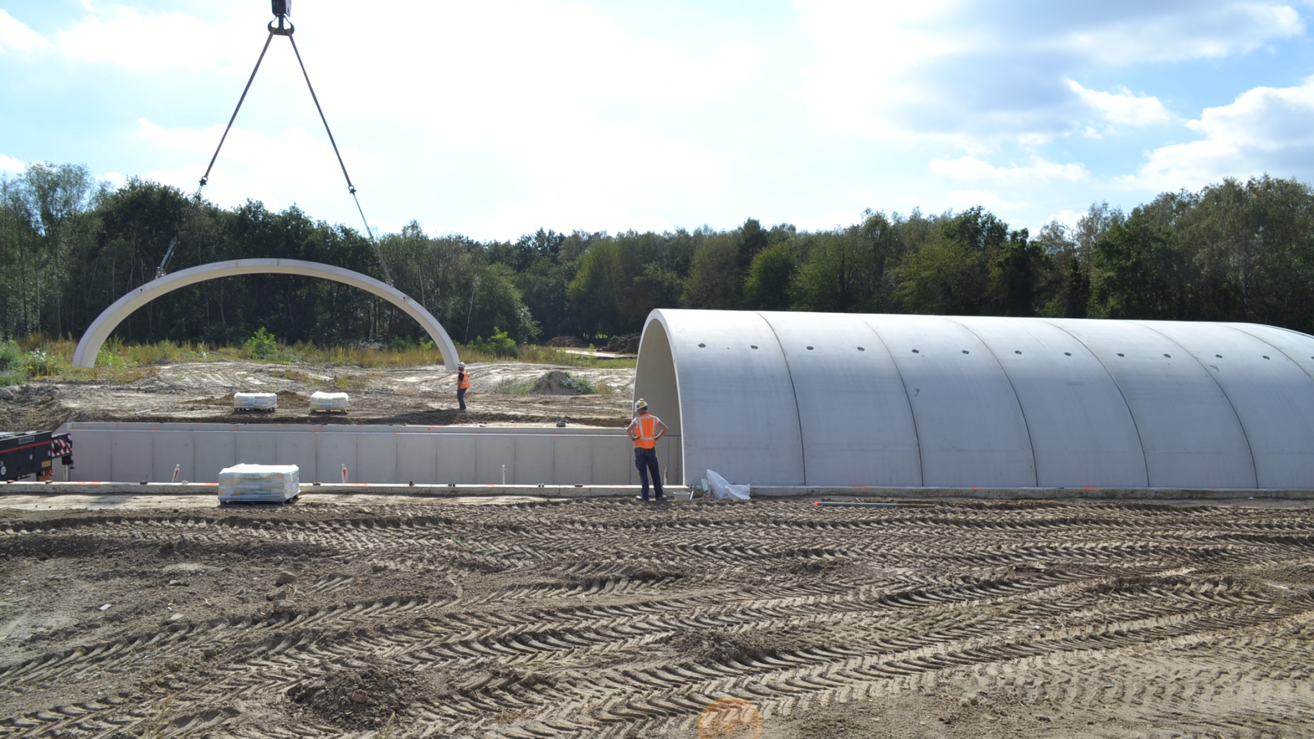 Medewerkers Ploegam plaatsen betonnen koepel bij ecoduct