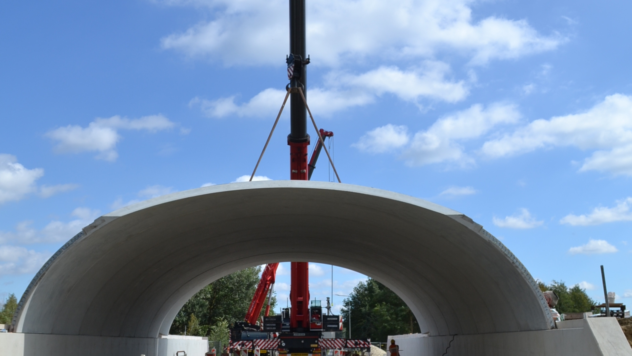 Plaatsen van ecoduct met rode kraan bij de Teverenerheide