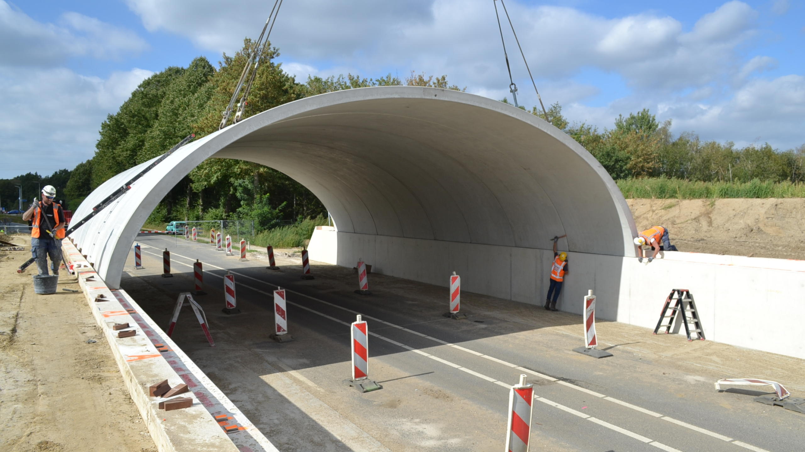Medewerkers Ploegam met veiligheidshesjes aan het werk bij ecoduct