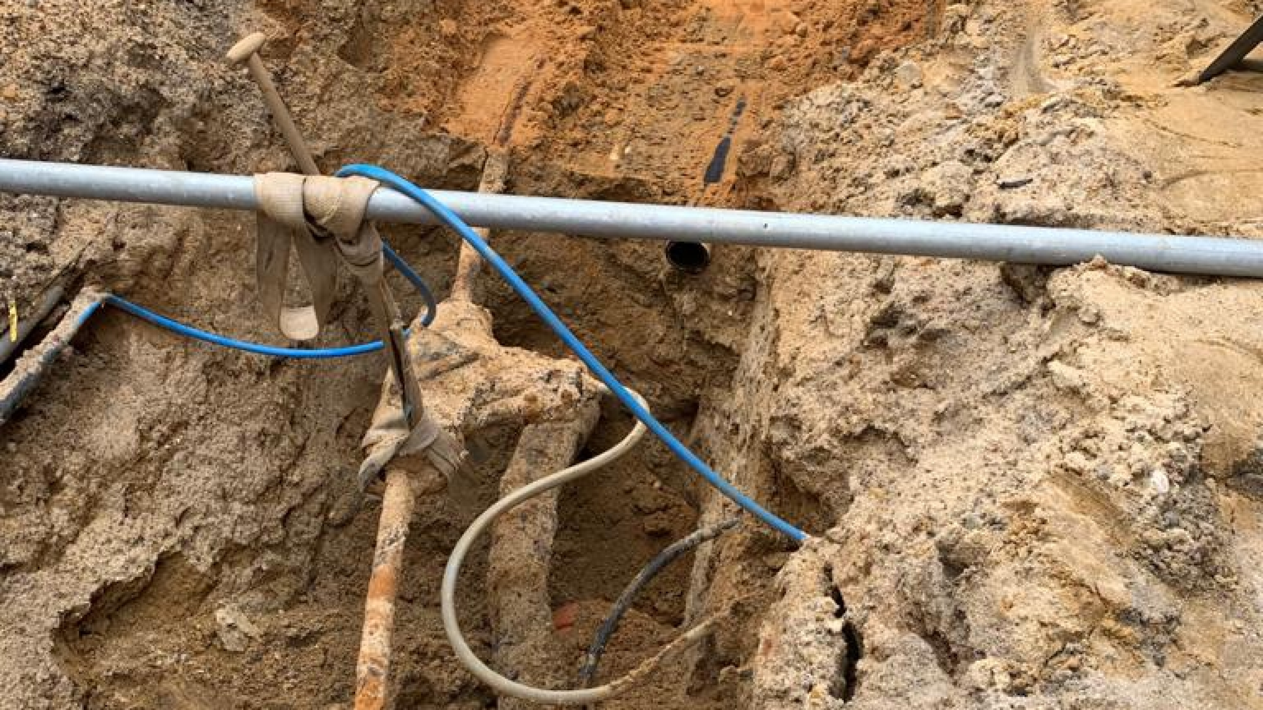 Kabels en leidingen onder de grond uitgegraven