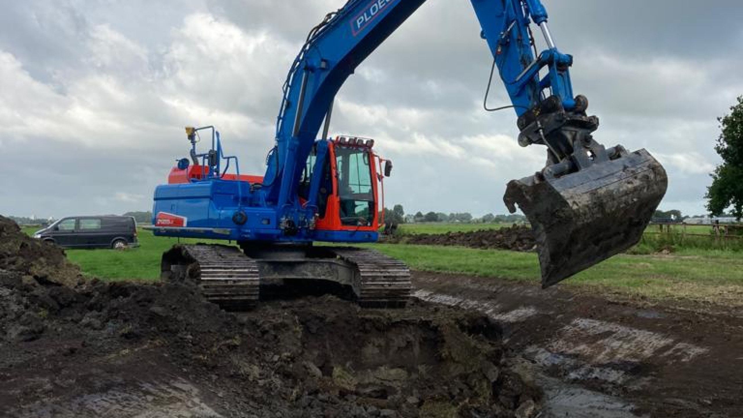 Ploegam kraan aan het werk in het zand bij de Polder Schieveen Zuid en Schiebroeksepolder