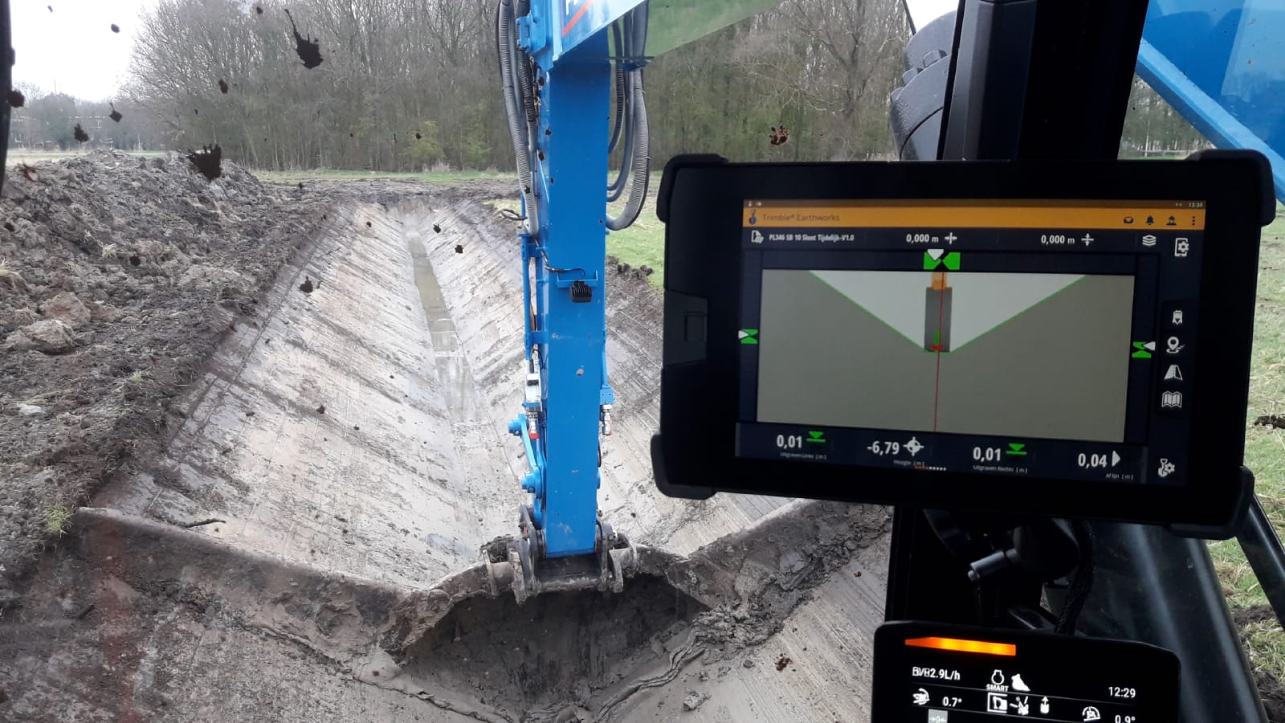 Scherm in de cabine van een blauwe kraan met technische gegevens