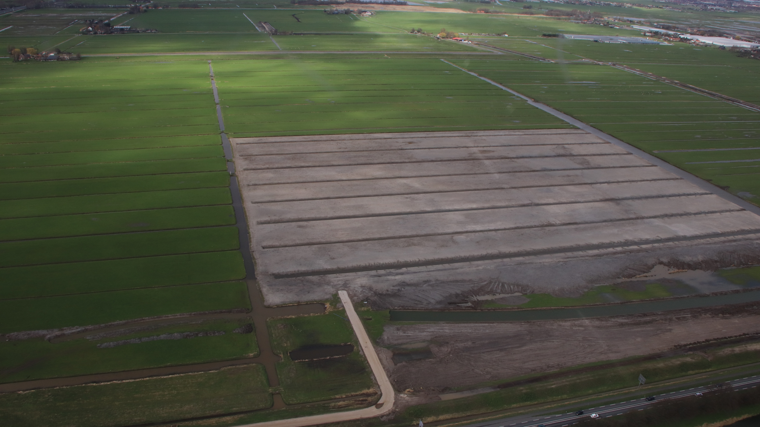 Luchtfoto van werkzaamheden door Ploegam bij de Polder Schieveen Zuid en Schiebroeksepolder