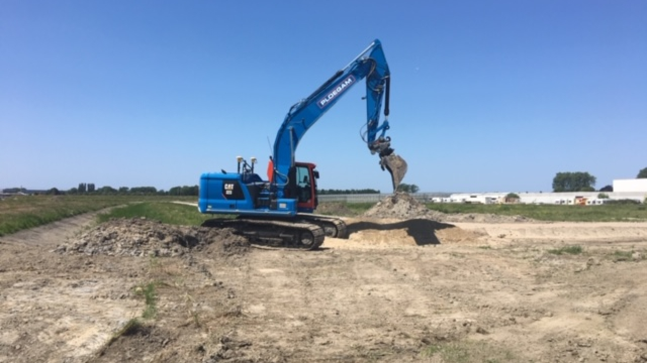 Blauwe Ploegam kraan in het zand met blauwe lucht