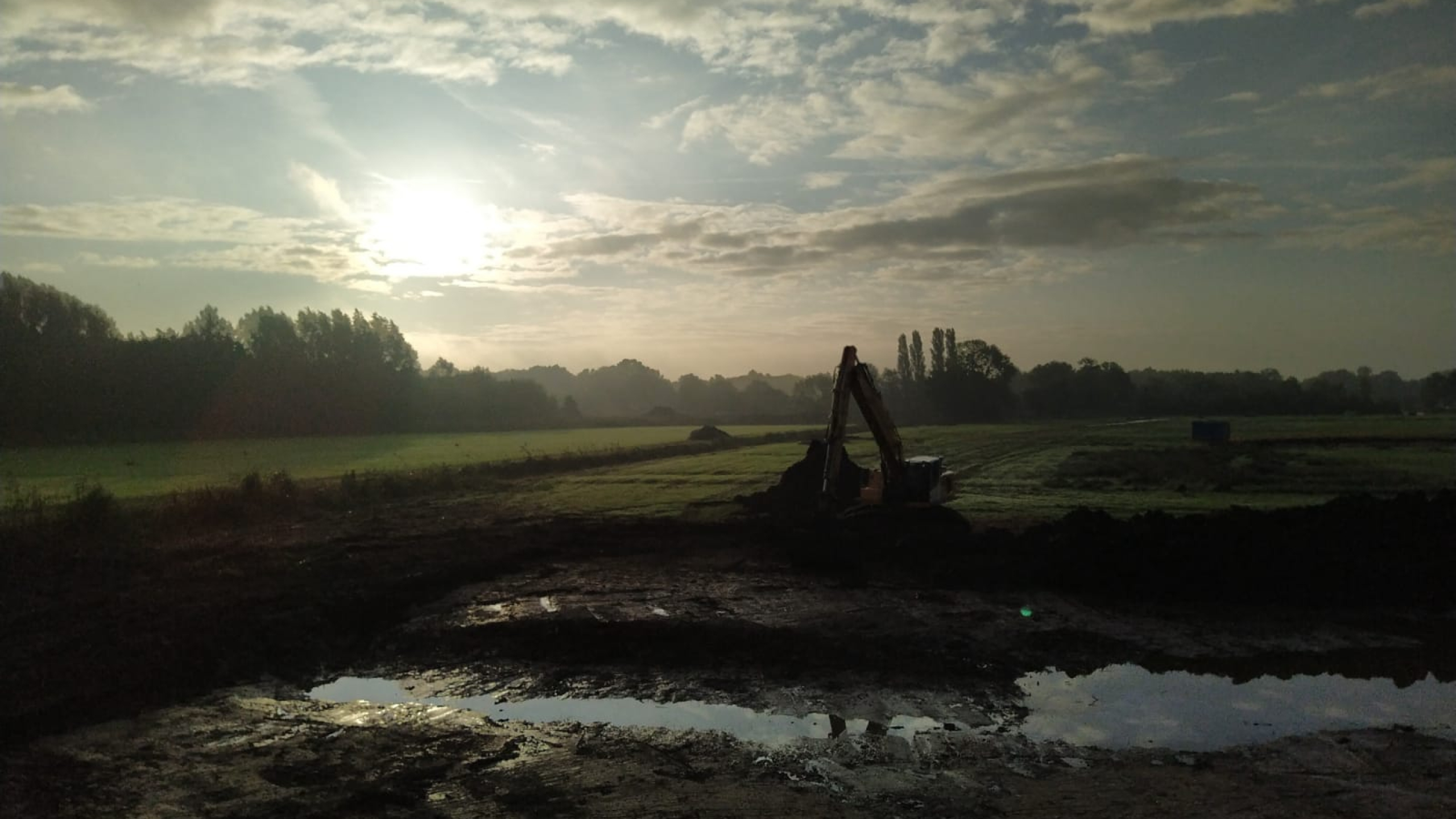 Kraan aan het werk in het zand bij De Bunzing