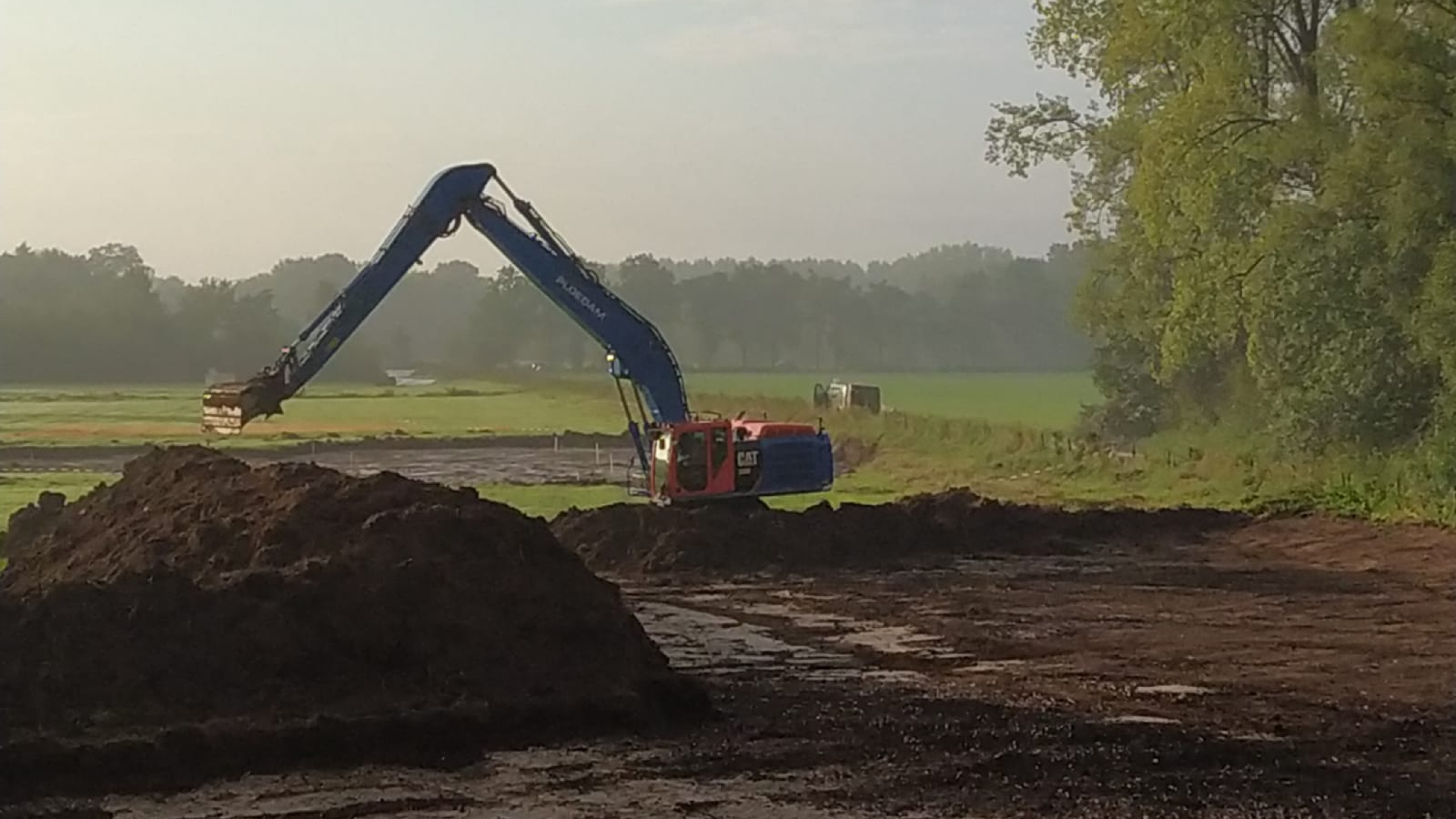 Blauwe Ploegam kraan schept zand tijdens werkzaamheden Natuurontwikkeling De Bunzing