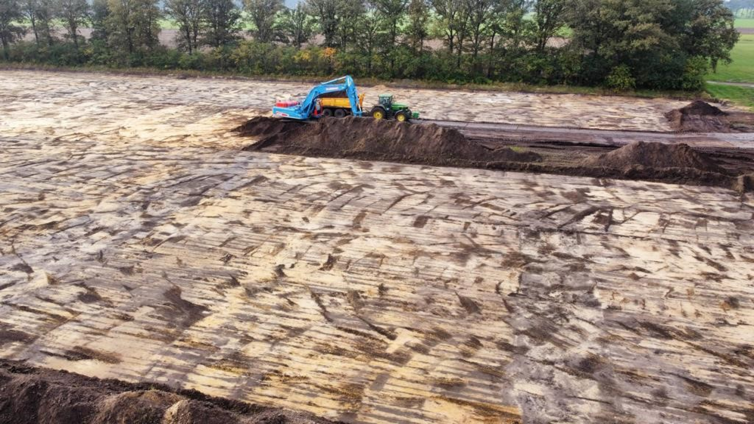 Blauwe Ploegam kraan aan het werk in het zand bij Natte Natuurparel De Utrecht