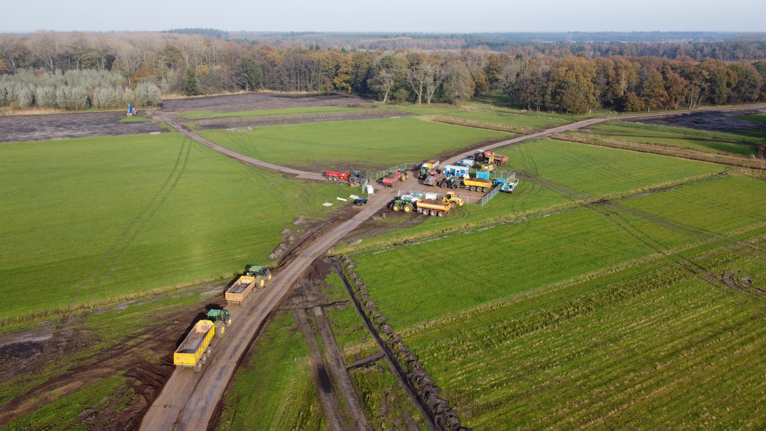Bovenaanzicht werkzaamheden in weiland met rijplaten en machines bij Natte Natuurparel De Utrecht