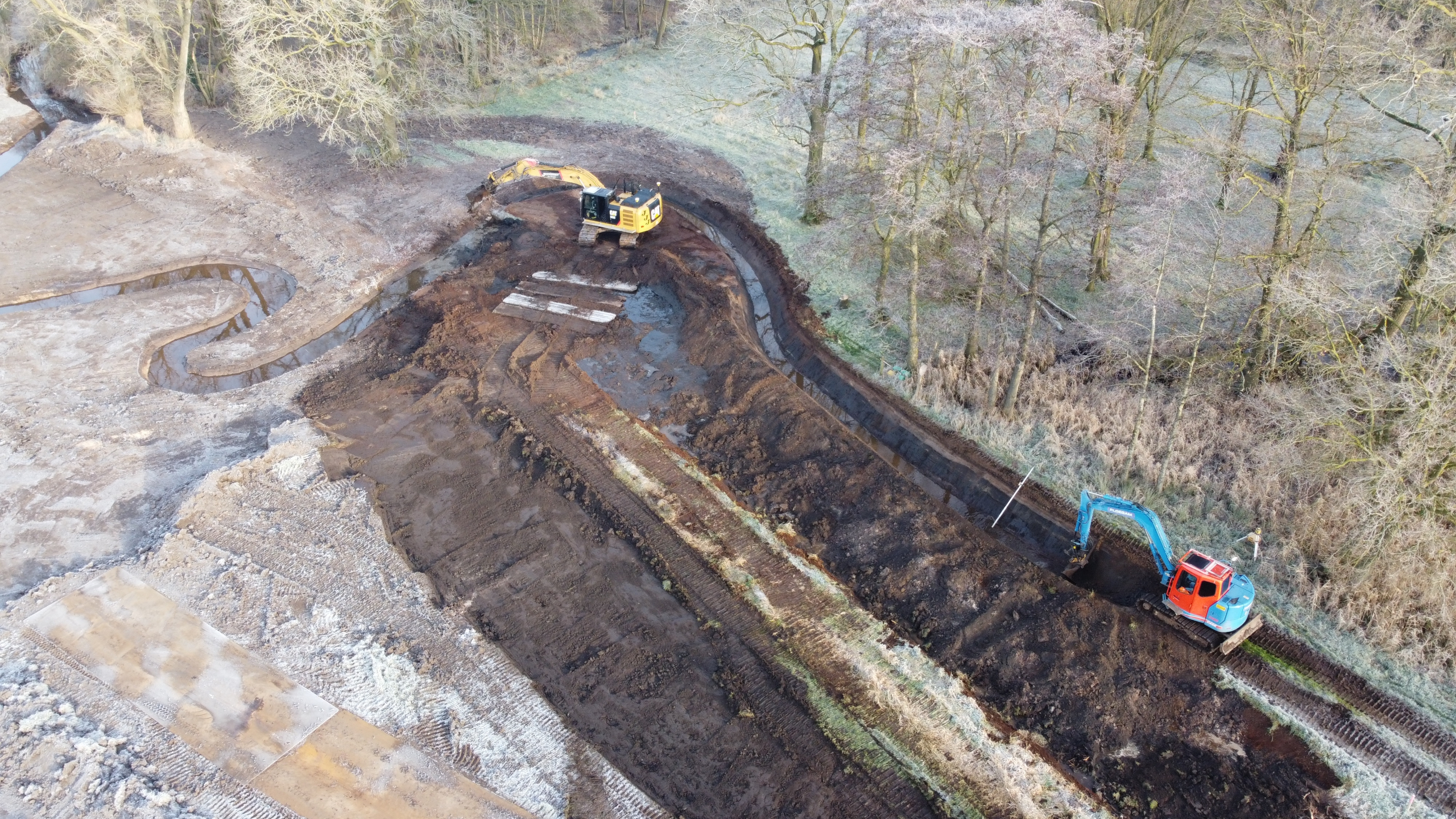 Blauwe Ploegam kraan en gele kraan aan het werk in het zand bij Natte Natuurparel De Utrecht