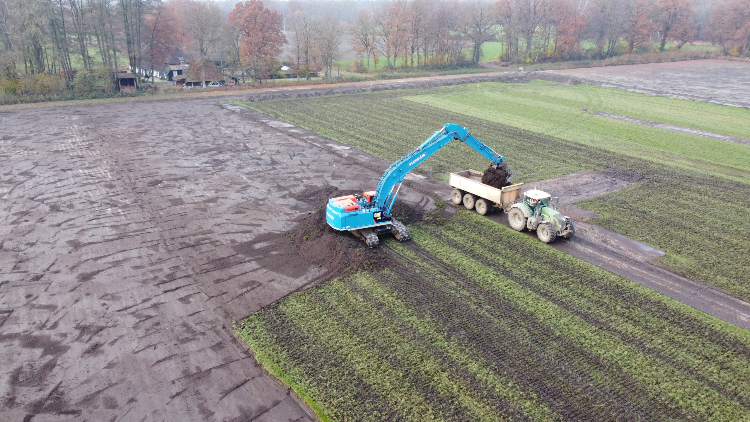Blauwe Ploegam kraan aan het werk in een weiland bij Natte Natuurparel De Utrecht