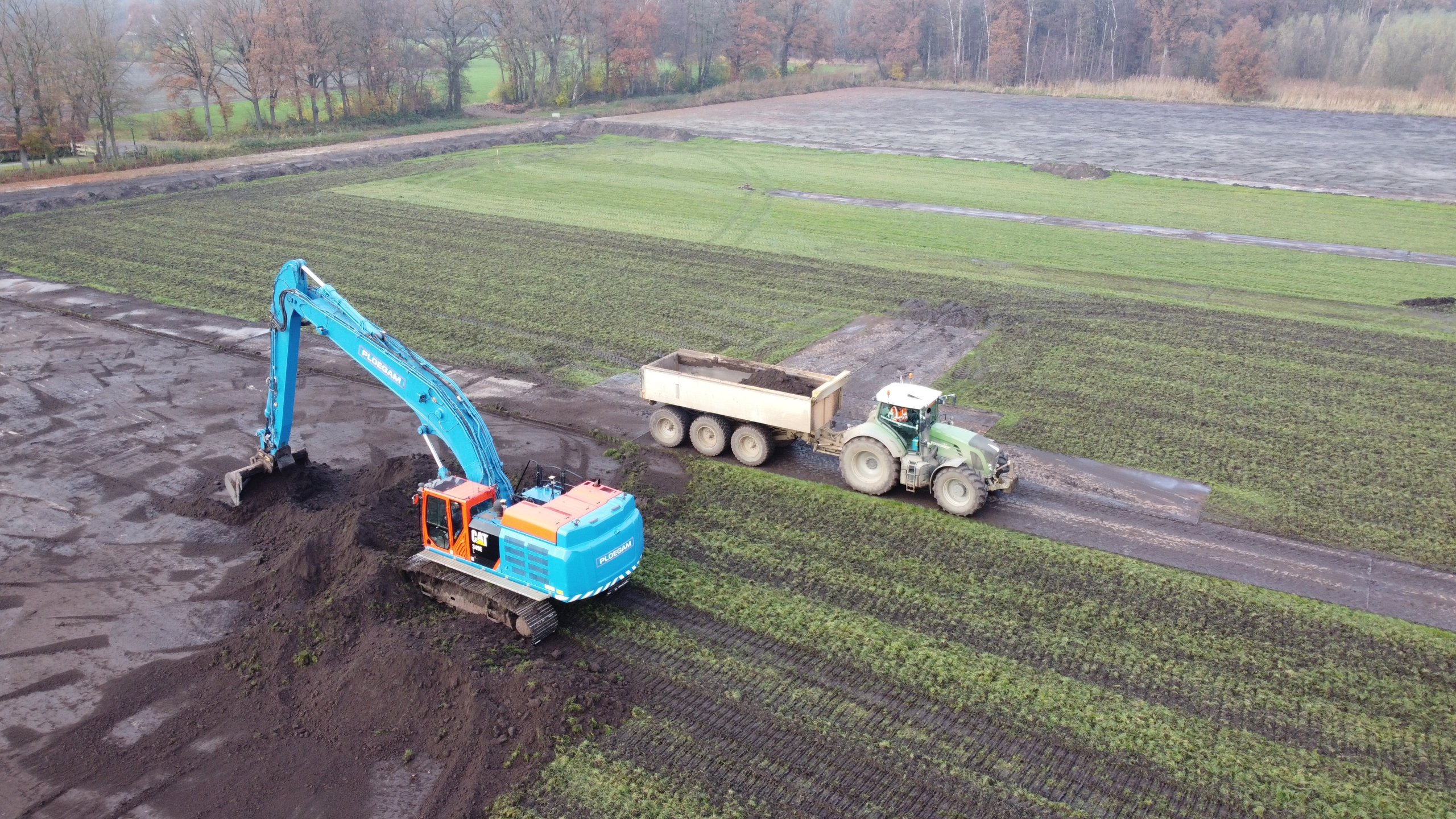 Blauwe Ploegam kraan aan het werk in een weiland bij Natte Natuurparel De Utrecht