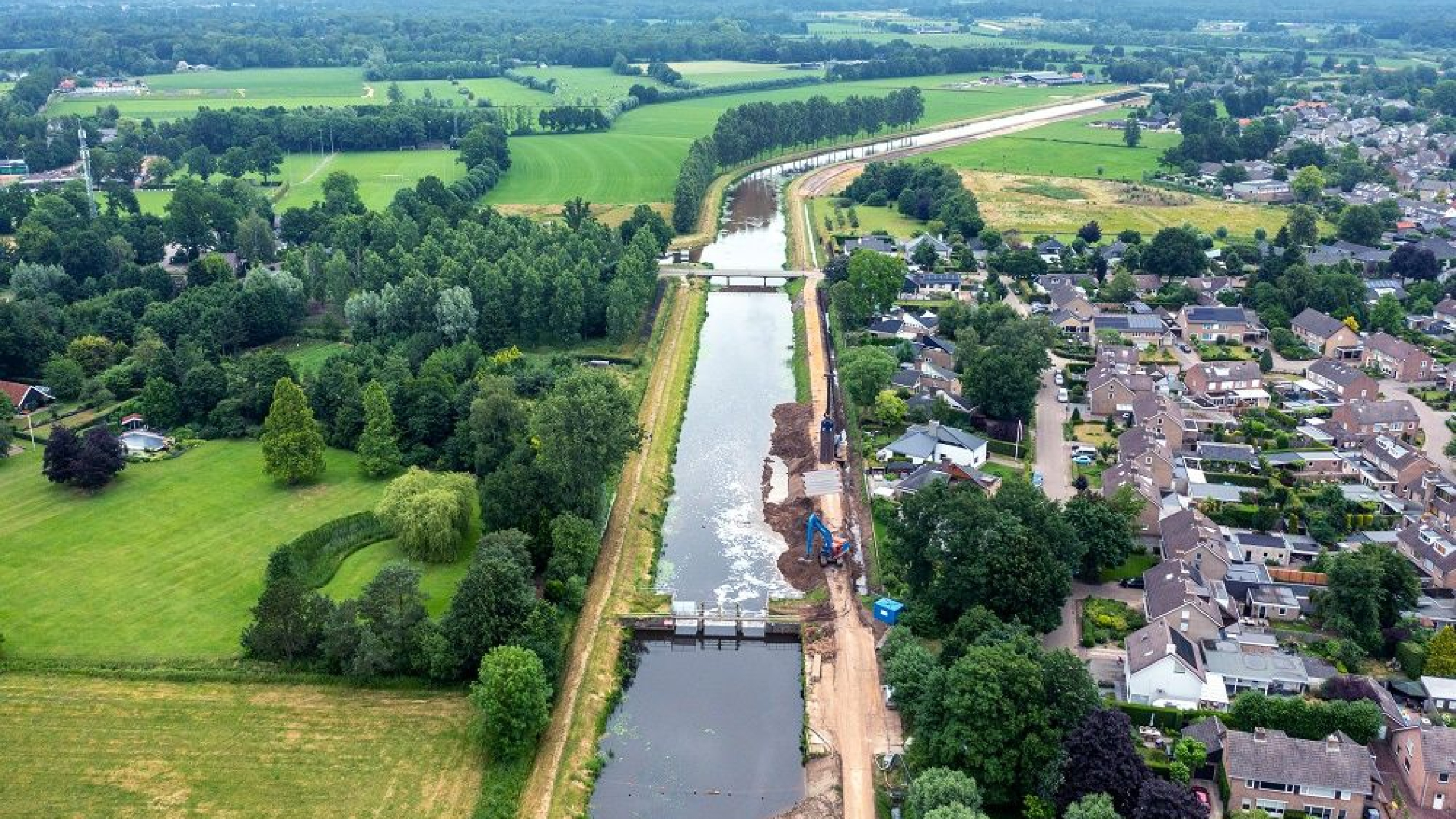 Dronefoto van een blauwe kraan aan het werk bij de Essche Stroom