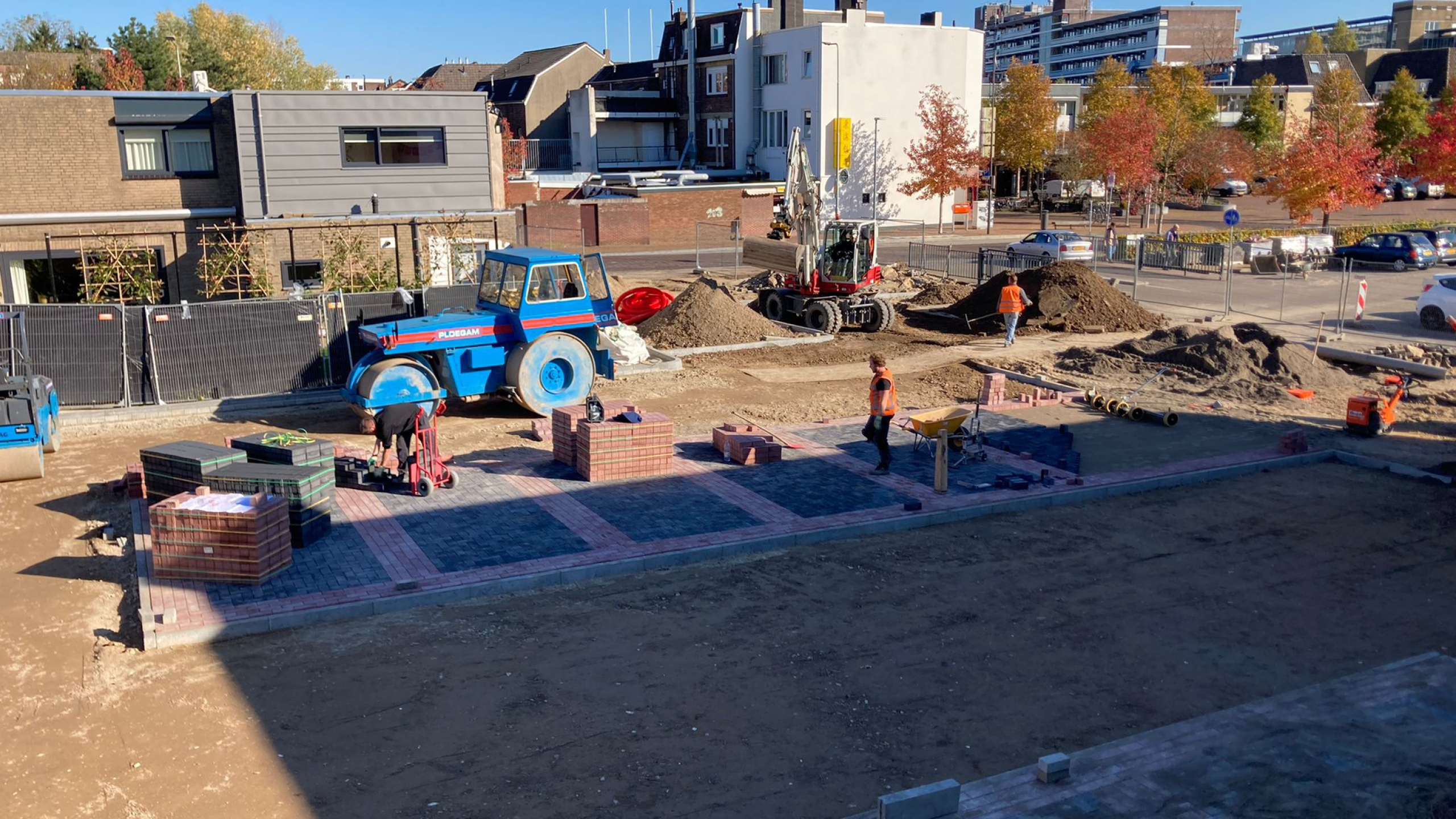 Ploegam machine en medewerkers leggen parkeerplaats aan bij de Lidl in Hoensbroek