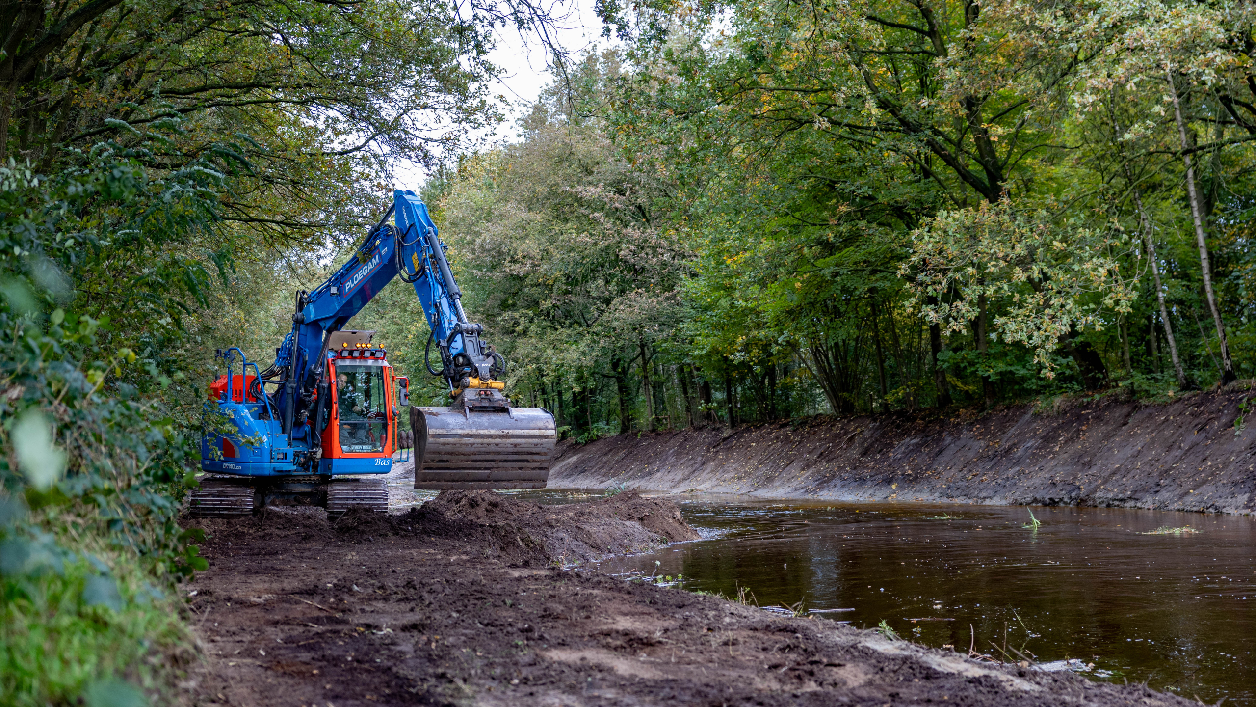 Grondwerkzaamheden door Ploegam naast een beek