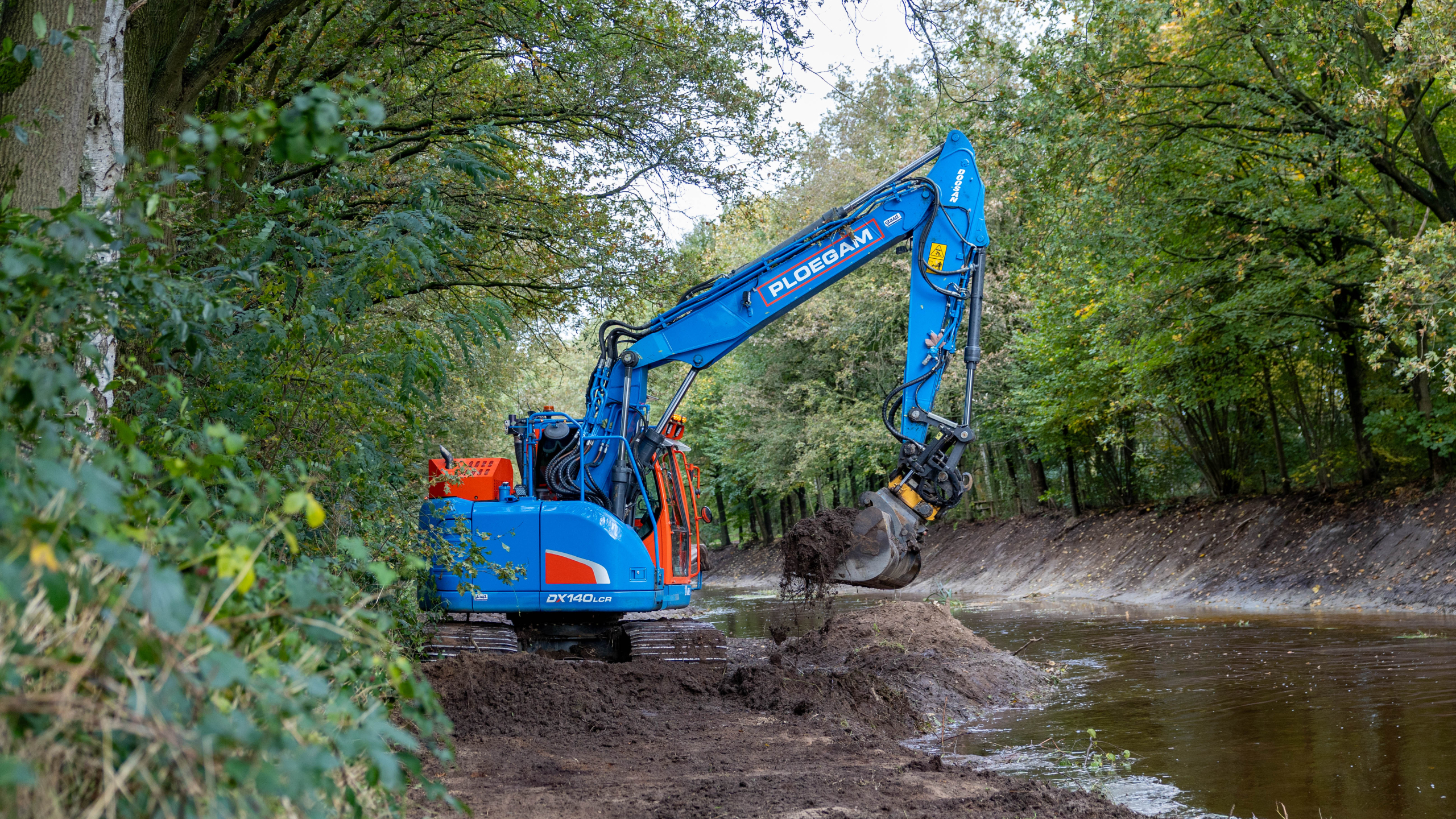 Weerspiegeling van de lucht in het water van de Groote Molenbeek
