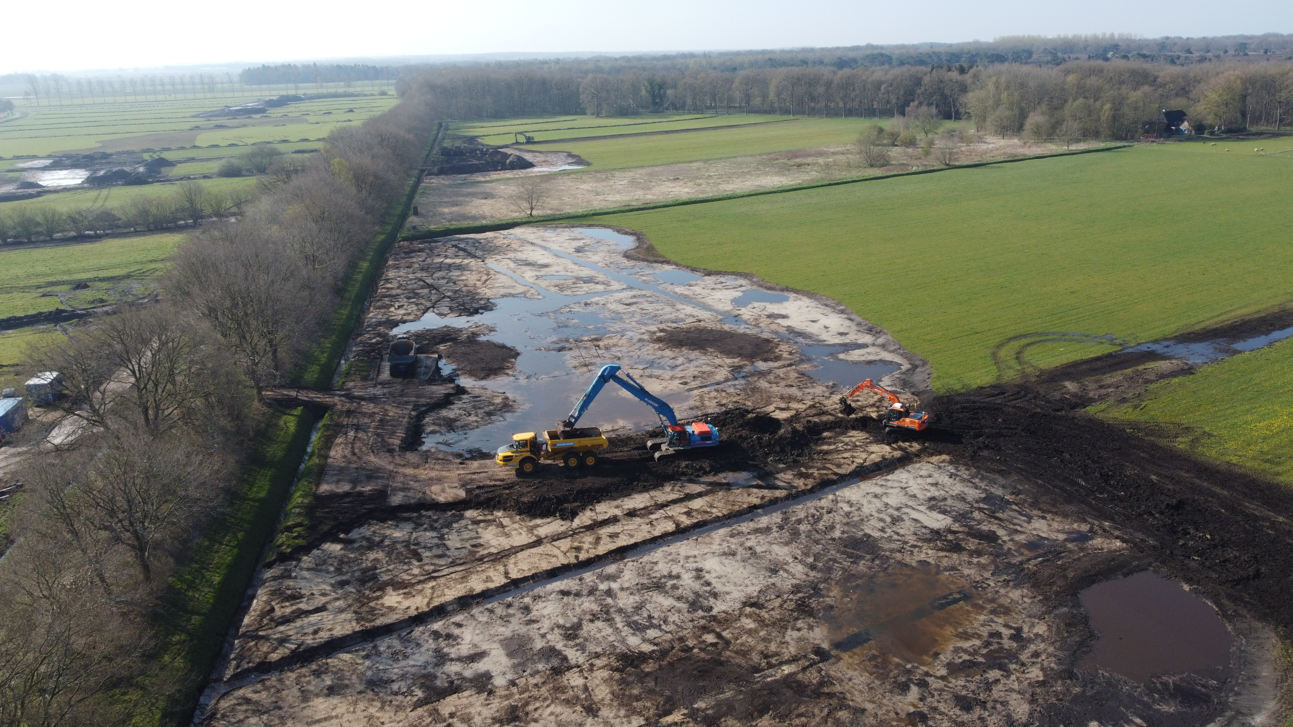 Dronefoto van werkzaamheden met Ploegam kraan in De Branden