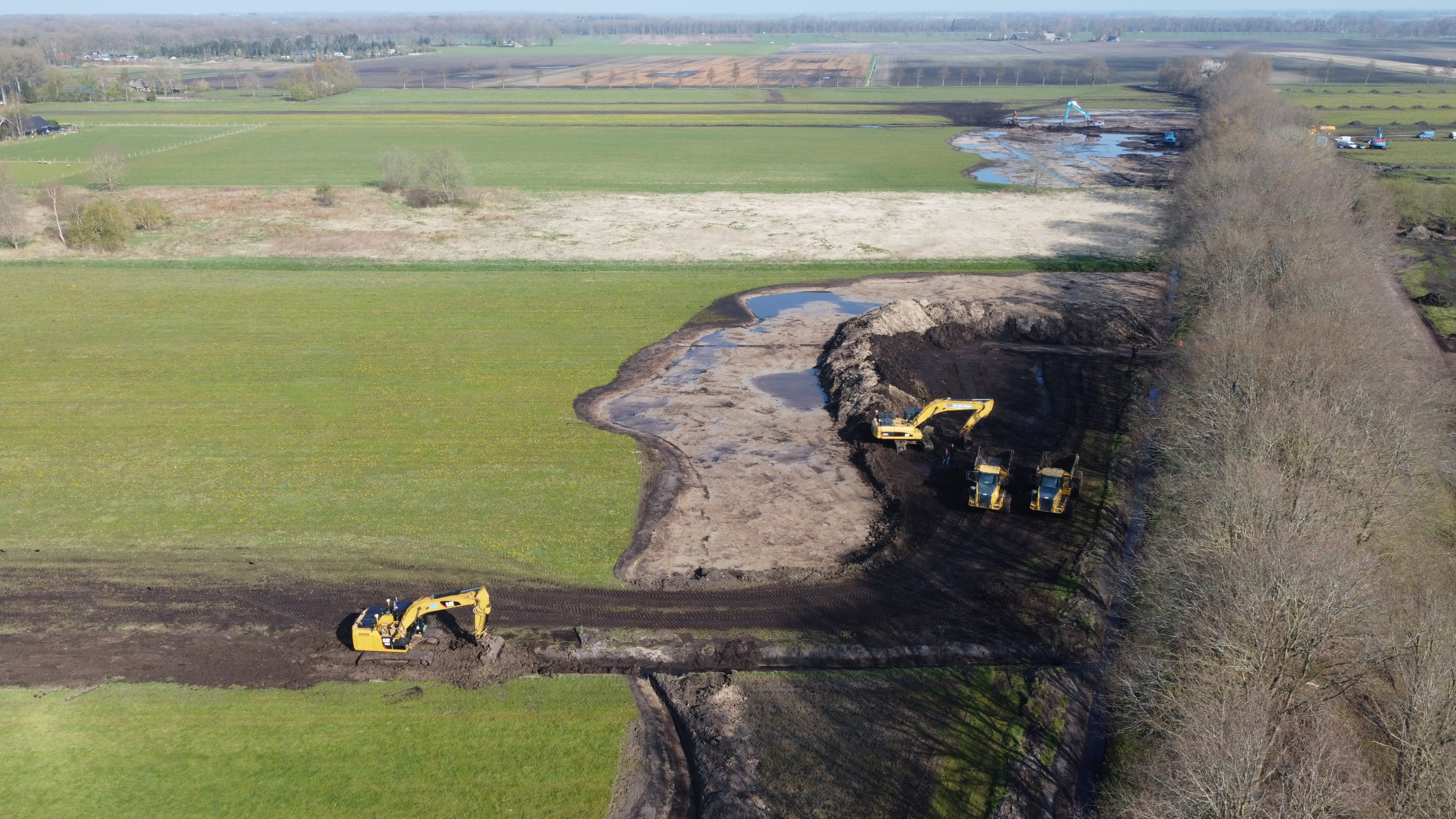 Dronefoto van natuurgebied De Branden en werkzaamheden met gele kranen