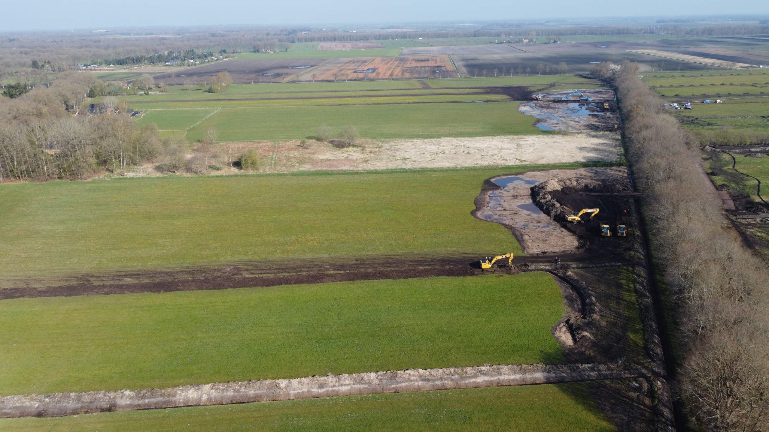 Dronefoto van natuurgebied De Branden en werkzaamheden met gele kranen