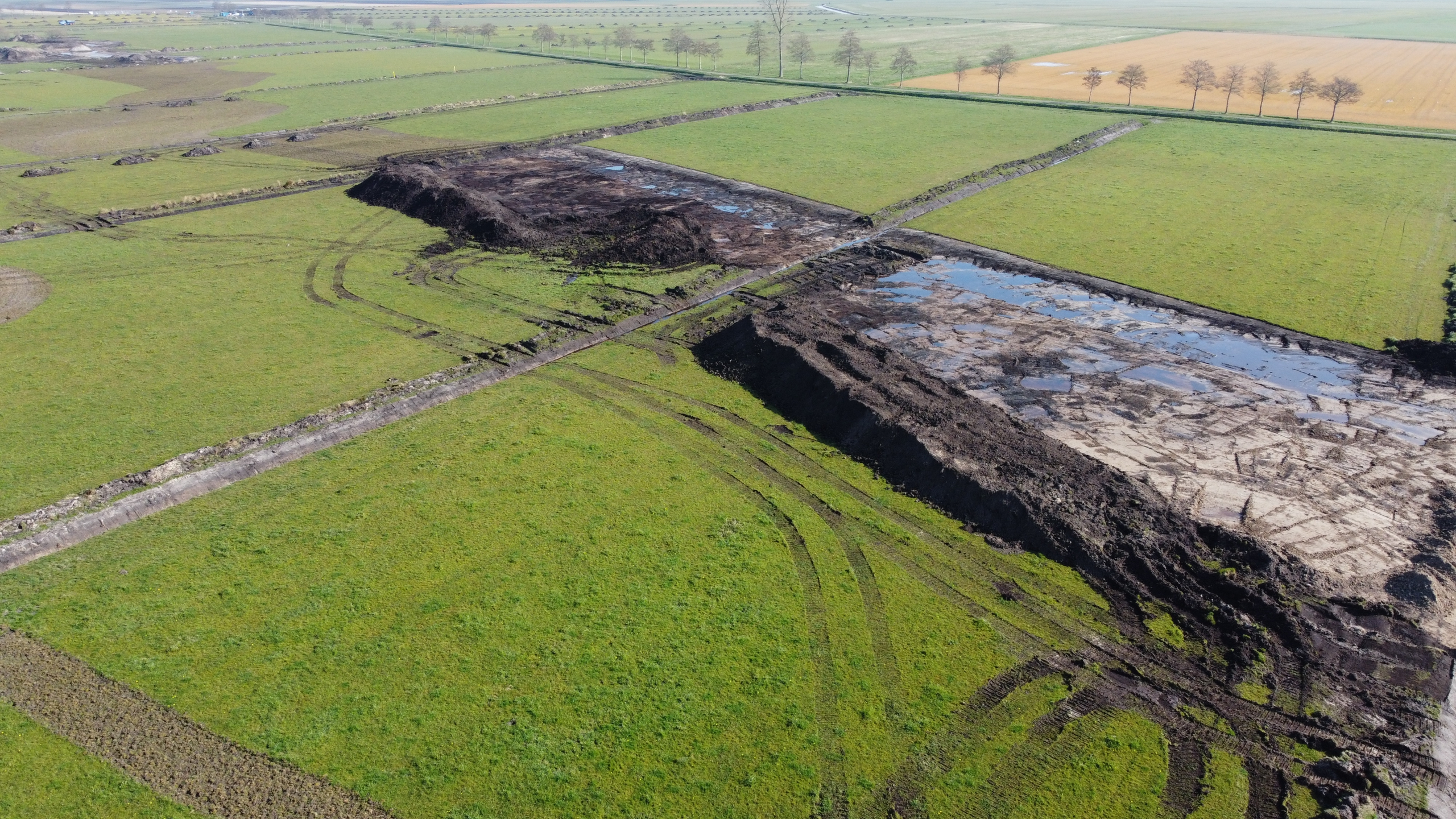 Werkgebied met zand, gras en water in De Branden