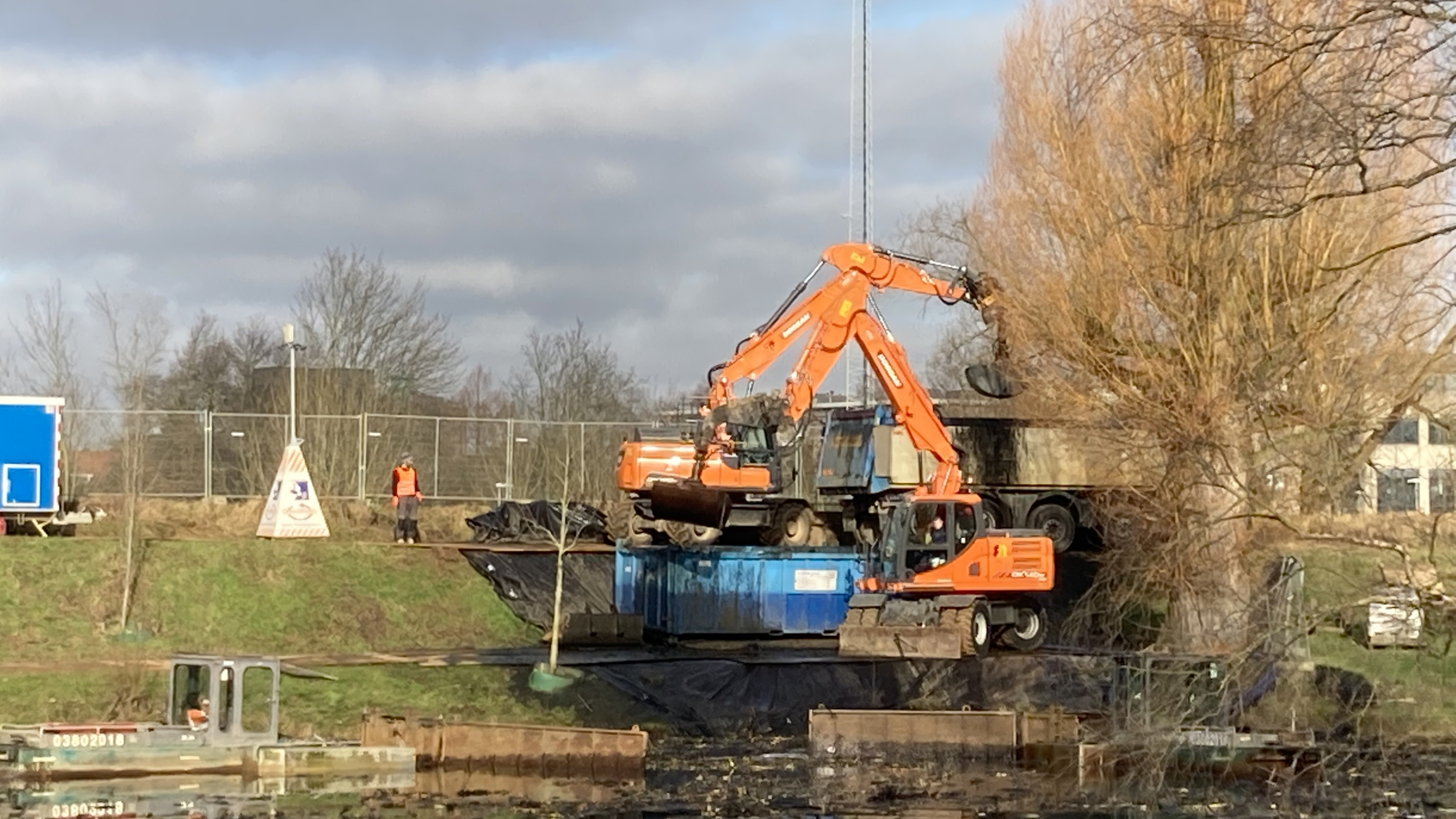 Bagger werkzaamheden bij Stadswateren Roermond met oranje kraan
