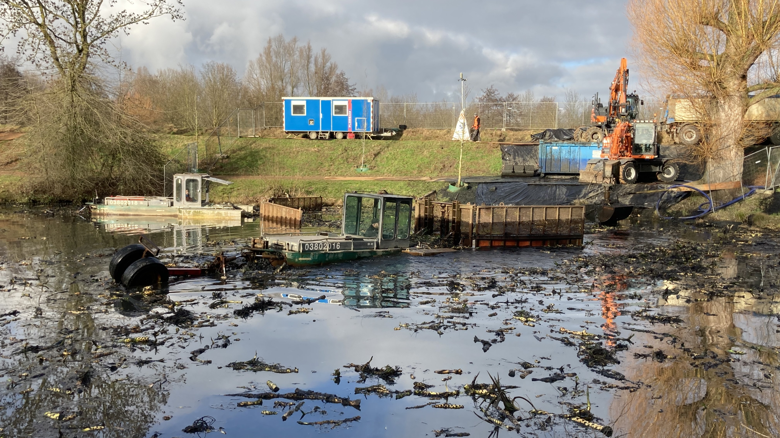 Bagger werkzaamheden bij Stadswateren Roermond