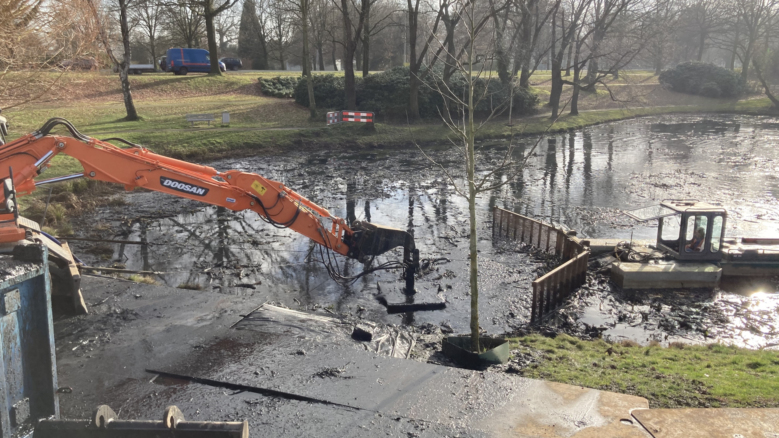 Oranje kraan aan het baggeren bij de Stadswateren in Roermond