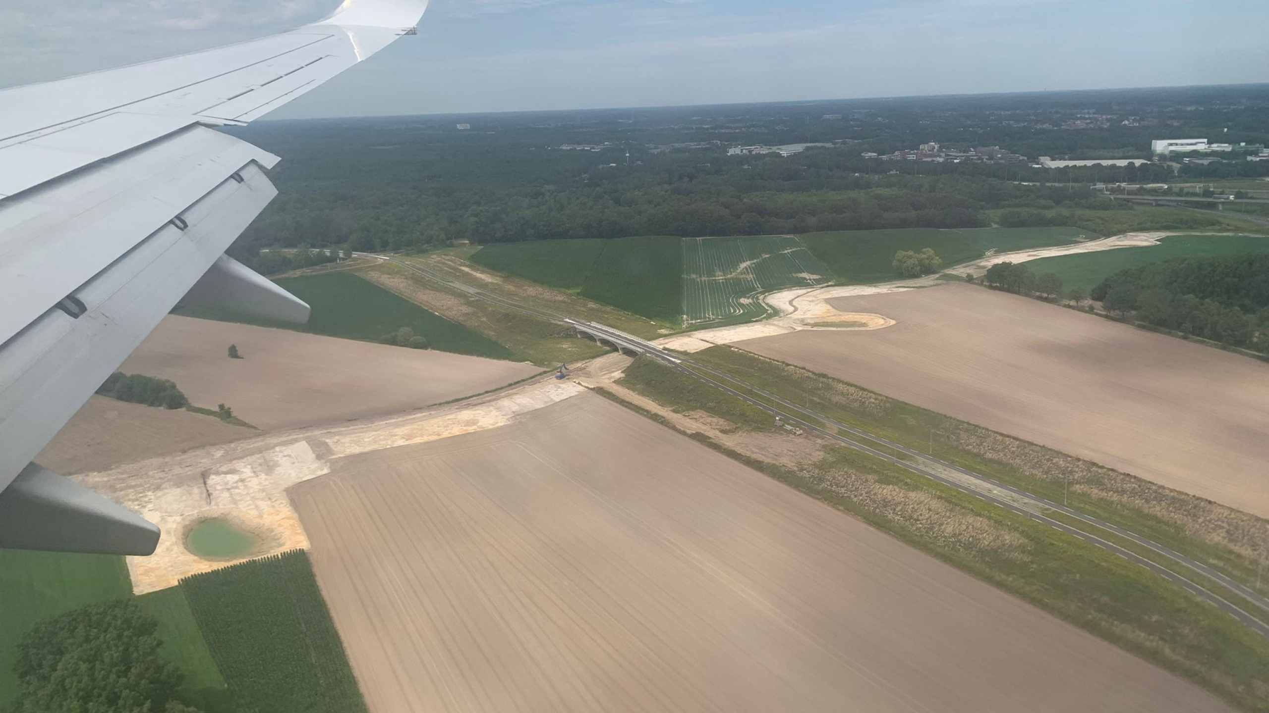 Foto vanuit vliegtuig van uitgestrekt natuurgebied