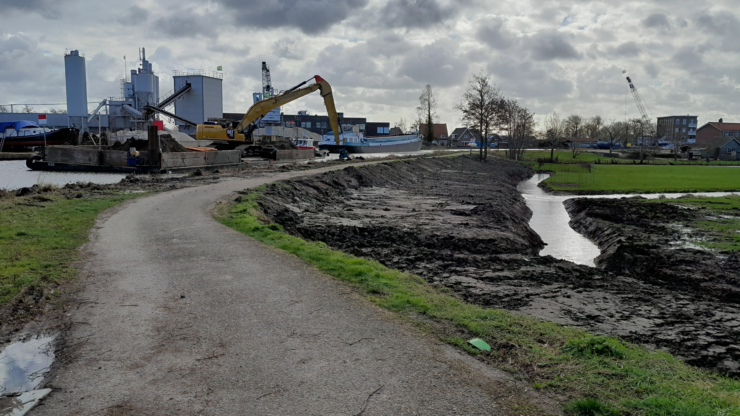 Kraan aan het werk bij Dijkversterking Westveensekade en Korte Meentweg
