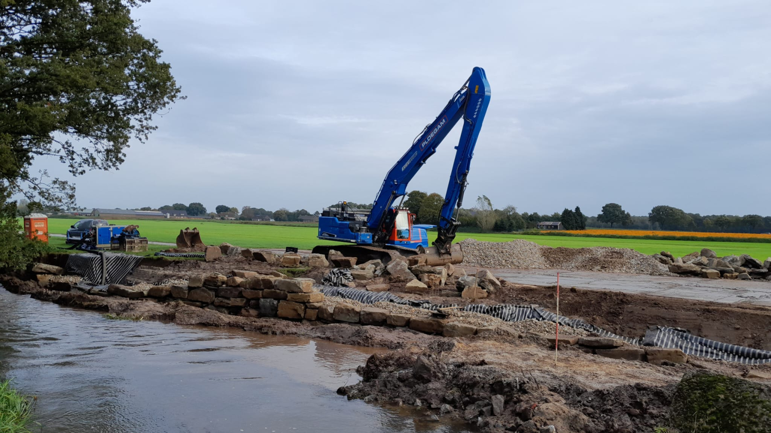 Werkzaamheden door Ploegem bij de Groote Molenbeek in Wanssum