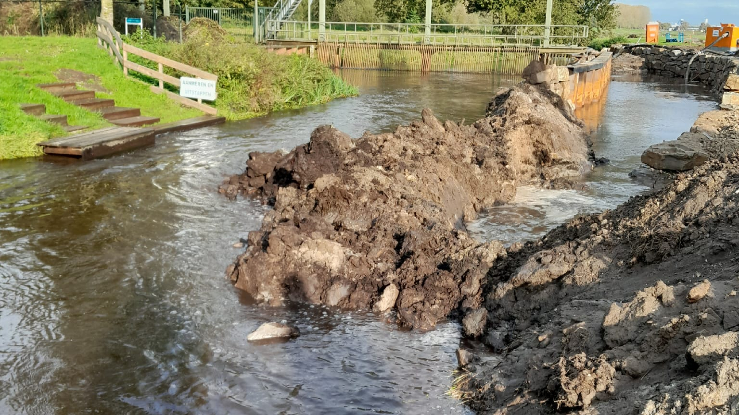 Hopen zand in beek bij werkzaamheden Ploegam
