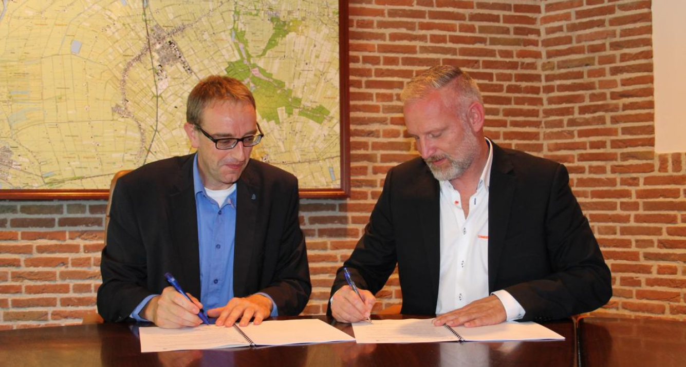 Wethouder Krale en Ploegam-directeur Teun Stoop tekenen basisovereenkomst