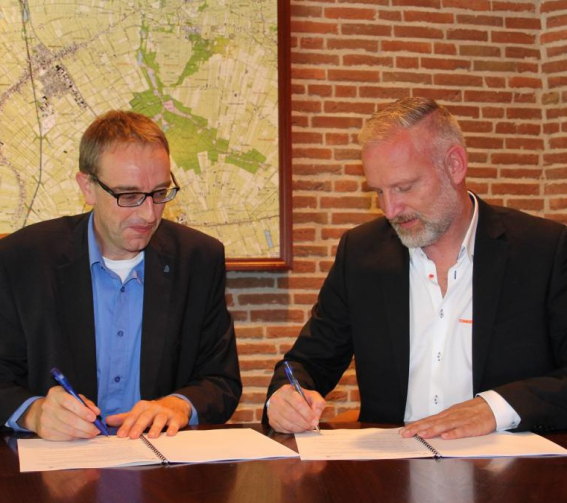 Wethouder Krale en Ploegam-directeur Teun Stoop tekenen basisovereenkomst
