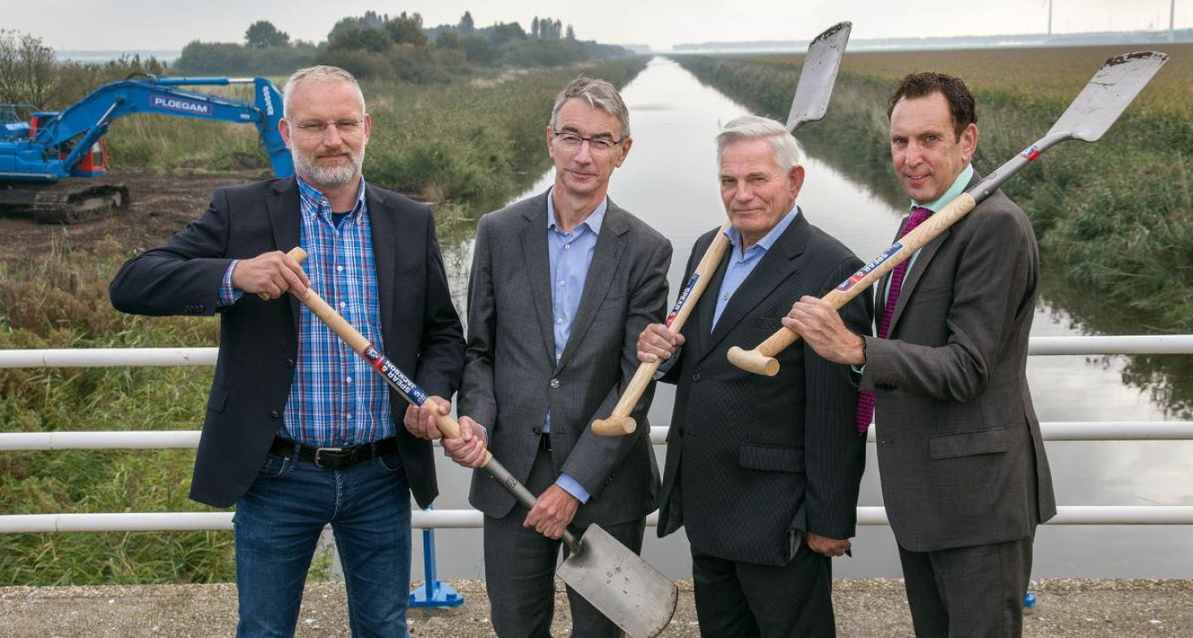 directeur Teun Stoop van aannemer Ploegam neemt symbolisch een spade in ontvangst van Martin Jansen (Het Flevo-Landschap), Ton Leijten (heemraad Waterschap Zuiderzeeland) en Jaap Lodders (gedeputeerde provincie Flevoland).  