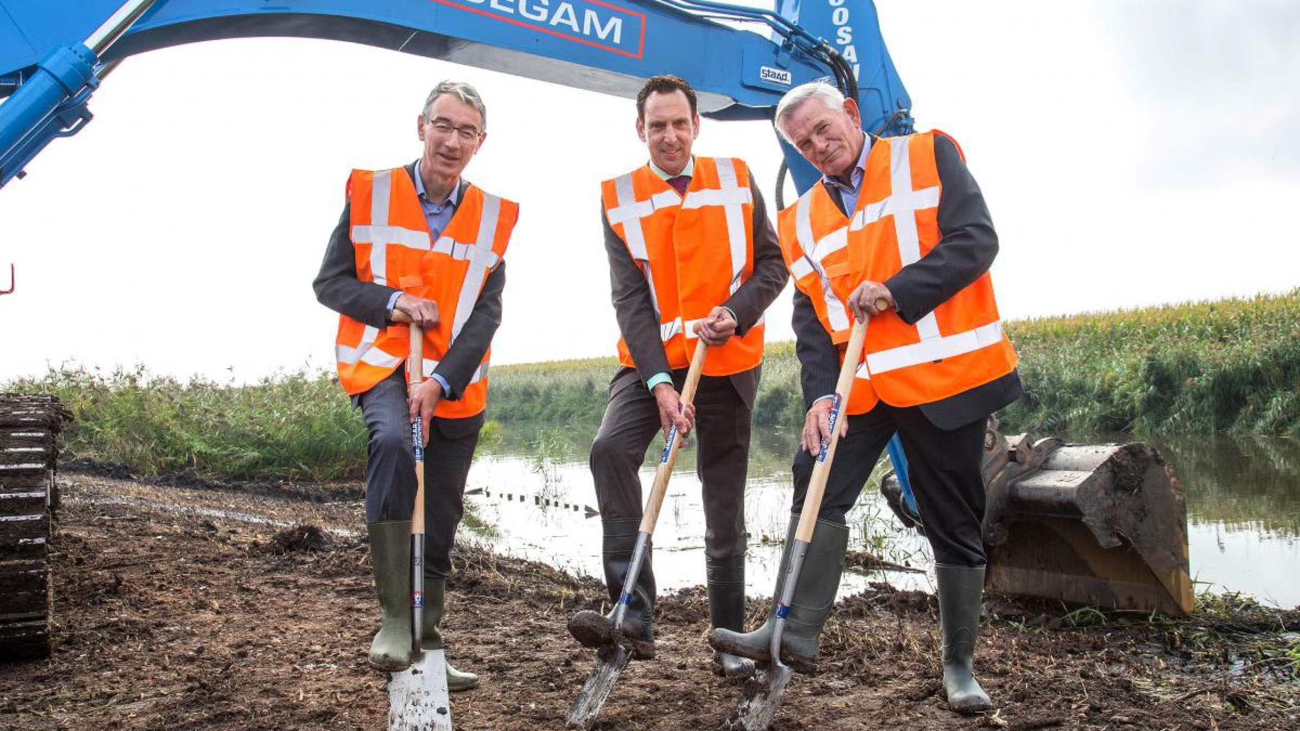 (v.l.n.r.) Martin Jansen (Het Flevo-Landschap), Jaap Lodders (gedeputeerde provincie Flevoland) en Ton Leijten (heemraad Waterschap Zuiderzeeland) aan de oever van de Wulptocht.