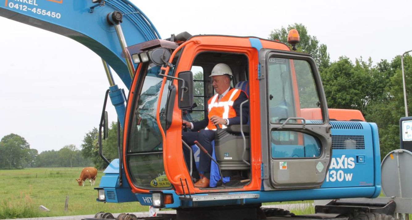 Gedeputeerde Bert Boerman graaft eerste stuk grond af