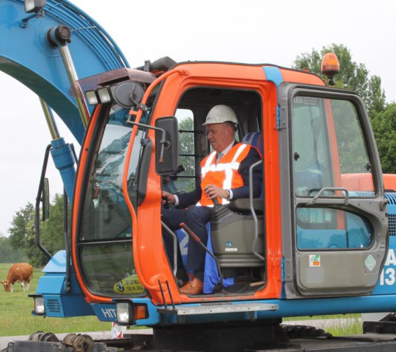 Gedeputeerde Bert Boerman graaft eerste stuk grond af
