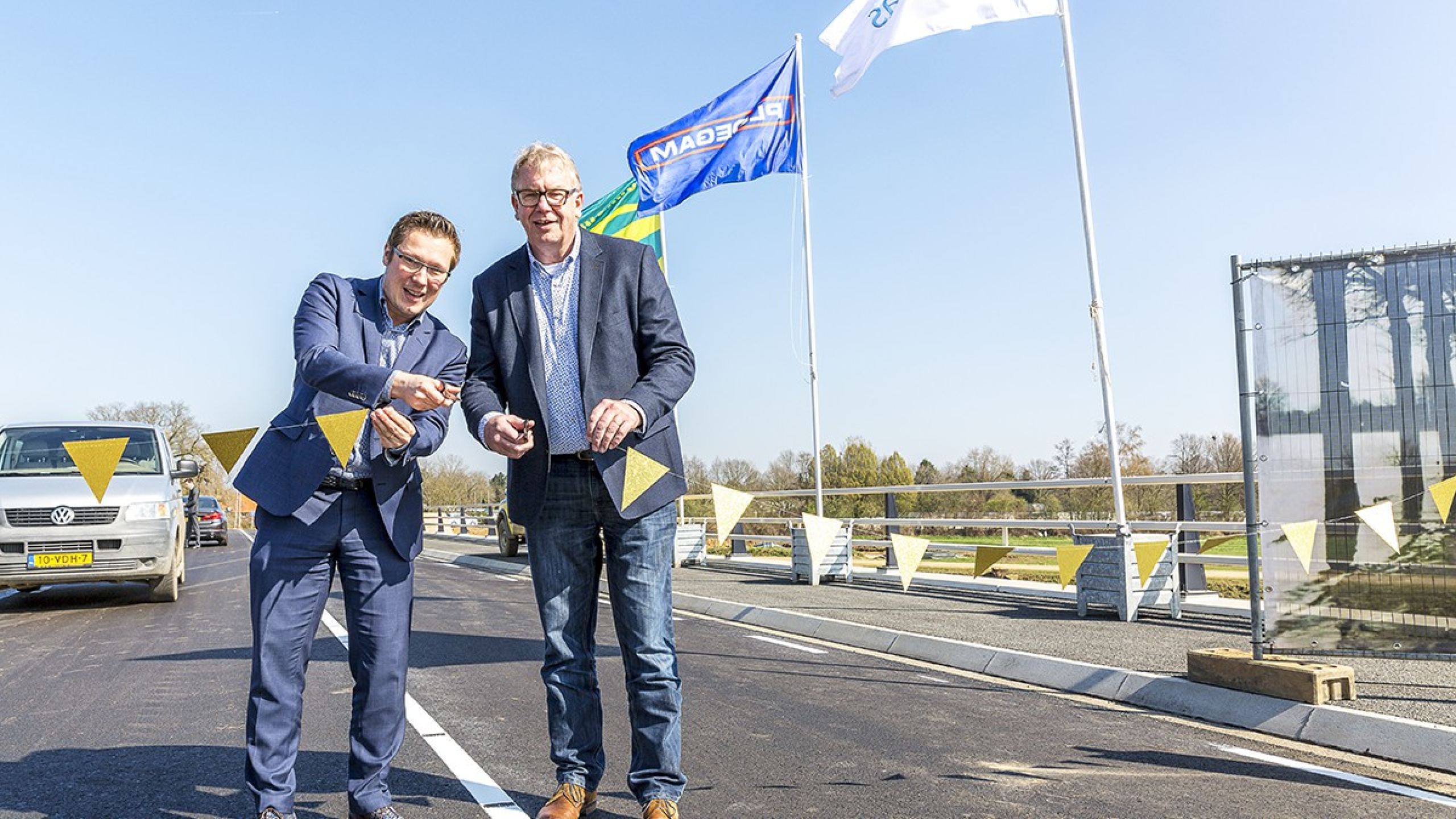 Bob Vostermans en Gijs Ploegmakers openen brug
