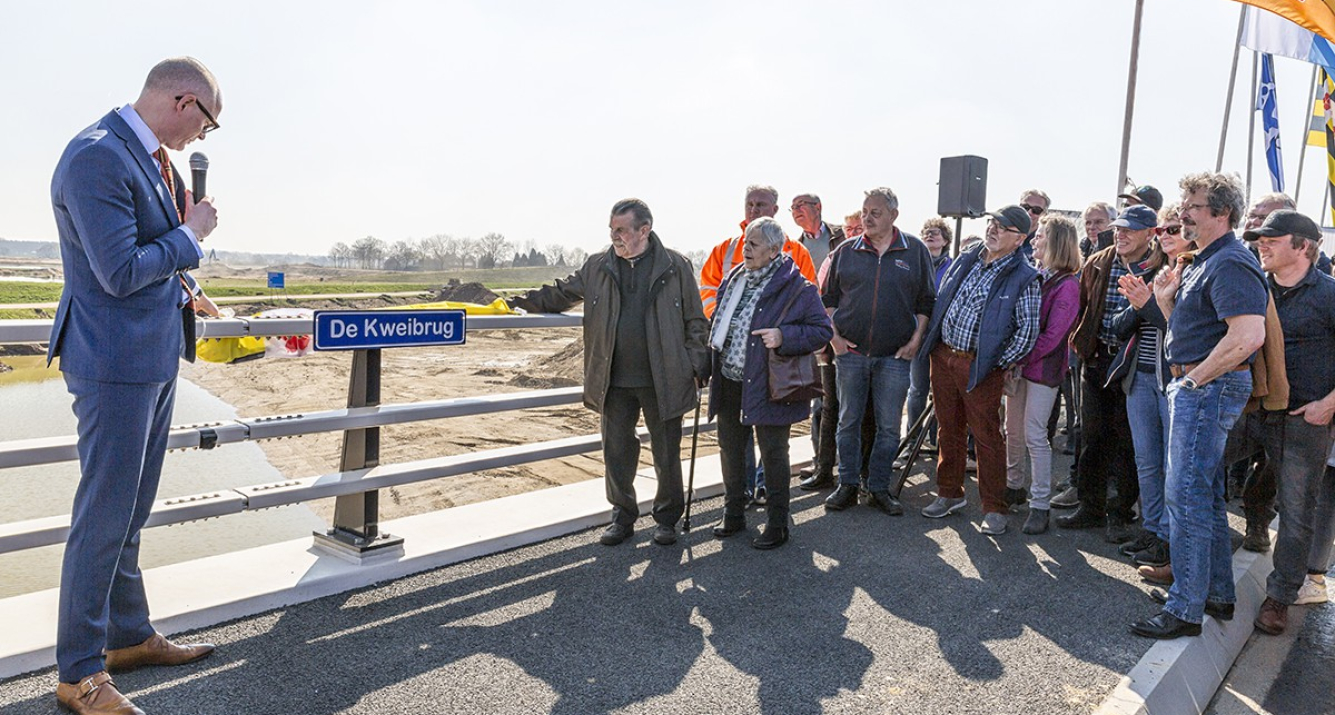 Hubert Mackus onthult naam brug