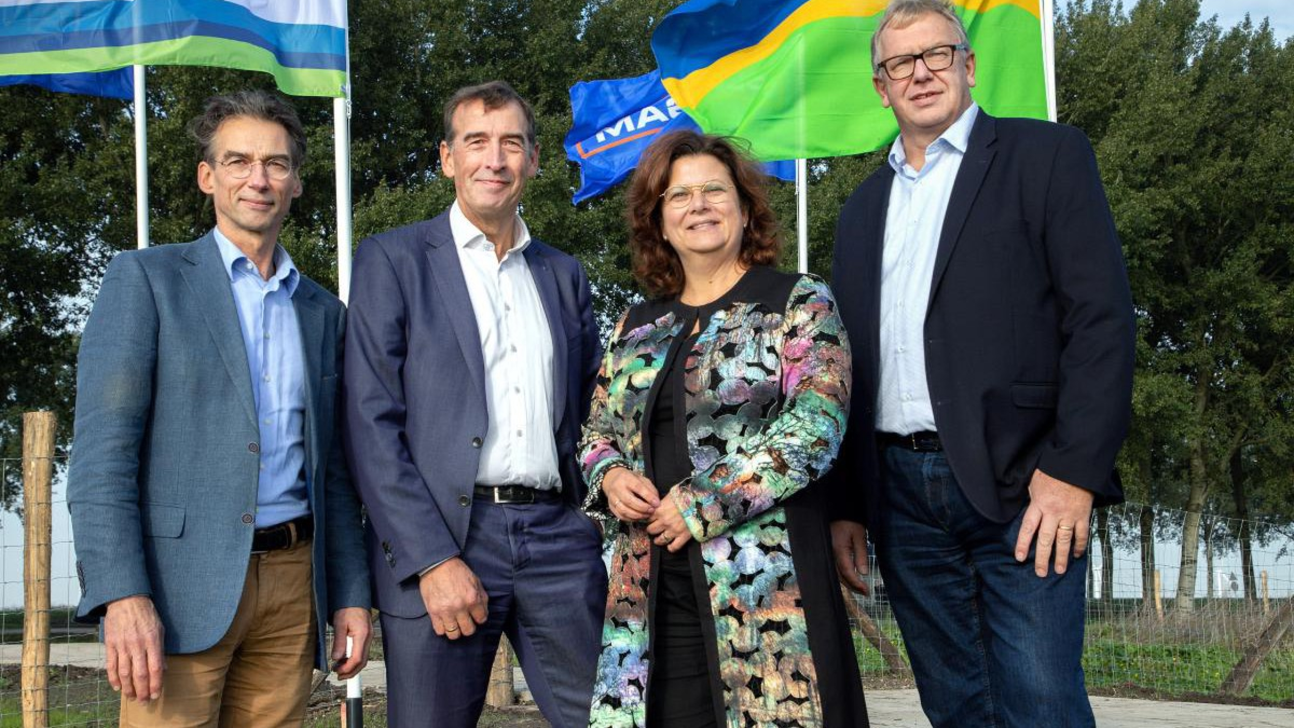 De vier partijen hijsen de vlaggen