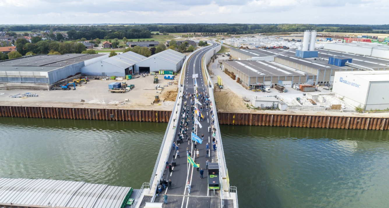 De eerste wandelaars op de Lienebrug