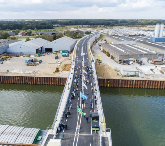 De eerste wandelaars op de Lienebrug