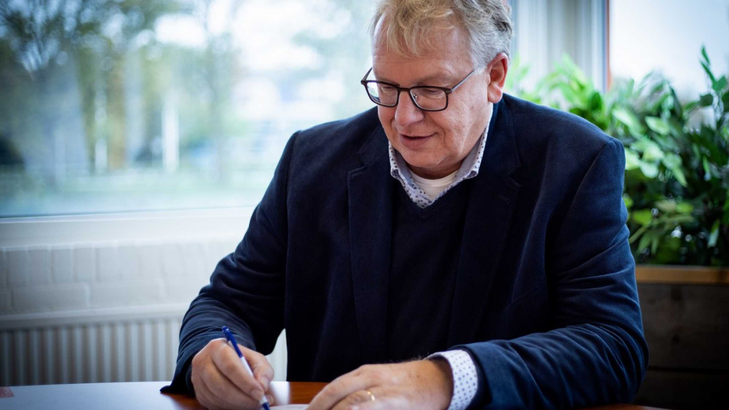 Gijs Ploegmakers ondertekent het contract voor de Dijkversterking Stenendijk Hasselt