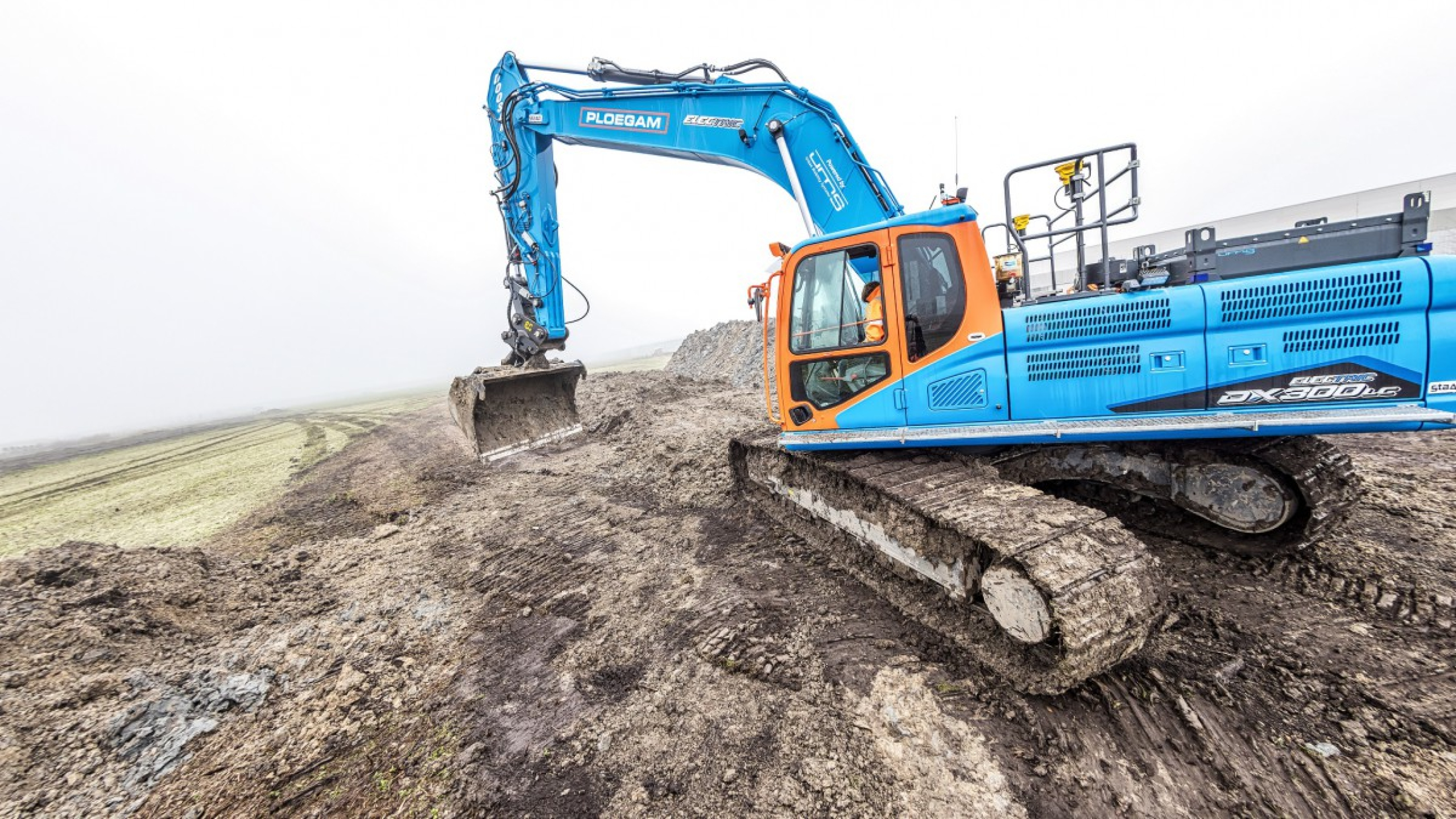 De Doosan DX300LC electric, die werkt op verwisselbare accupakketten, in actie