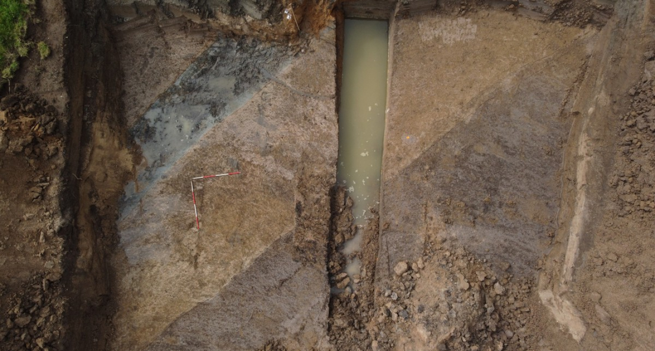 Het kanaal zichtbaar als lichtgele baan binnen de bruine, natuurlijke ondergrond. 