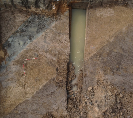 Het kanaal zichtbaar als lichtgele baan binnen de bruine, natuurlijke ondergrond. 